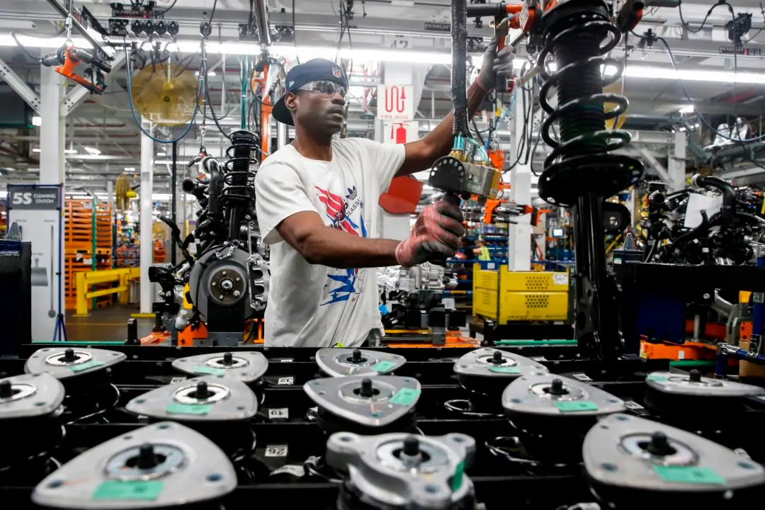US Factory Output Grows at Fastest Pace in a Year
