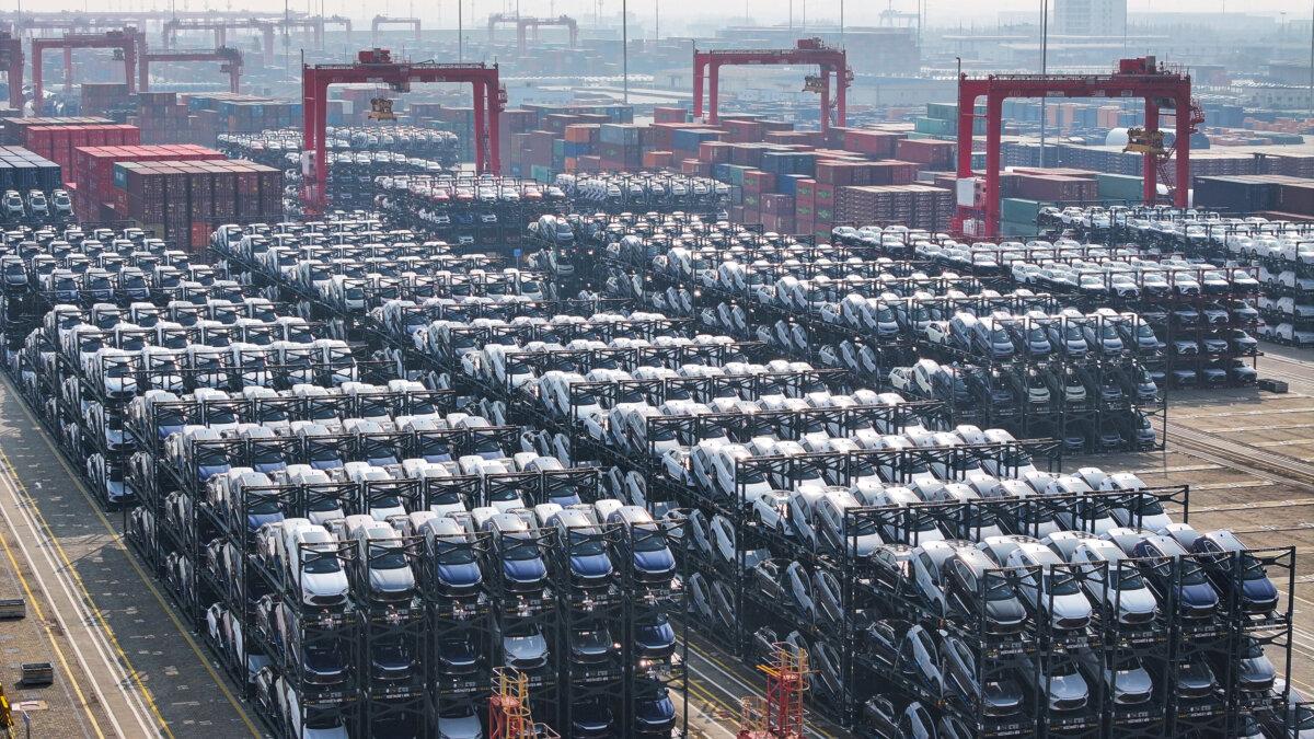 Autos eléctricos esperando ser cargados en un barco se apilan en la terminal internacional de contenedores del puerto de Taicang en Suzhou, en la provincia oriental china de Jiangsu, el 8 de febrero de 2024. (STR/AFP vía Getty Images)