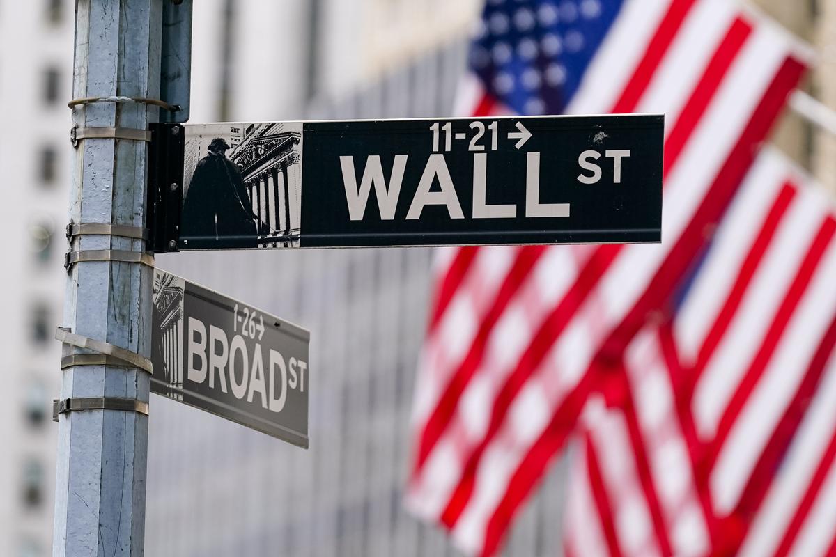 Interests of Financial Professionals Often Conflict With Retirement Investors, Watchdog Says