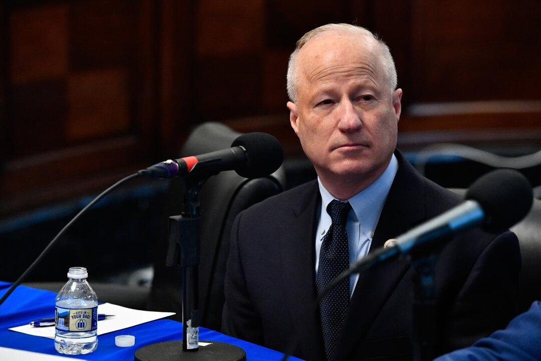 Aurora, Colorado, Mayor Blames Government After Gangs Take Over Apartment Blocks