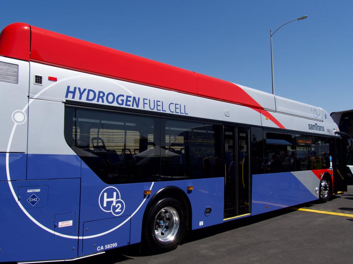 A hydrogen-powered bus at a press conference celebrating investments in hydrogen fueling stations in Oakland, Calif., on Aug. 30, 2024. (Travis Gillmore/The Epoch Times)