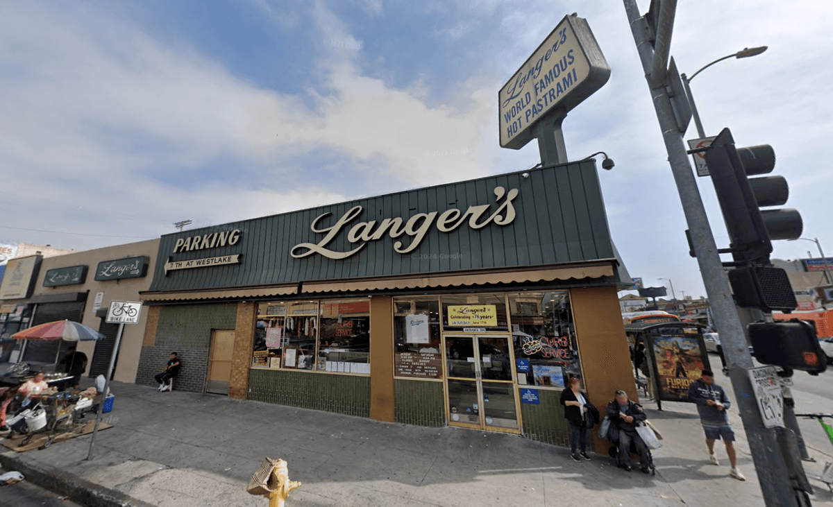 Woman Robbed in Los Angeles Flees Into Langer’s Deli