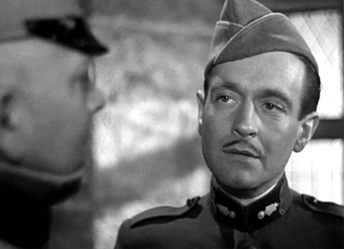 Capt. de Boeldieu (Pierre Fresnay, R), in “The Grand Illusion.” (Réalisation d'Art Cinématographique)
