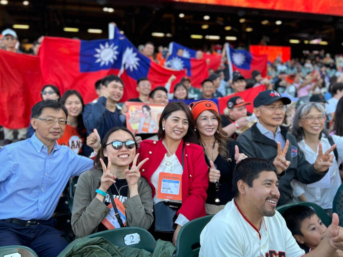 Taiwanese fans cheer the Giants and display national flags at Oracle Park in San Francisco on Sept. 3. (Nathan Su/The Epoch Times)