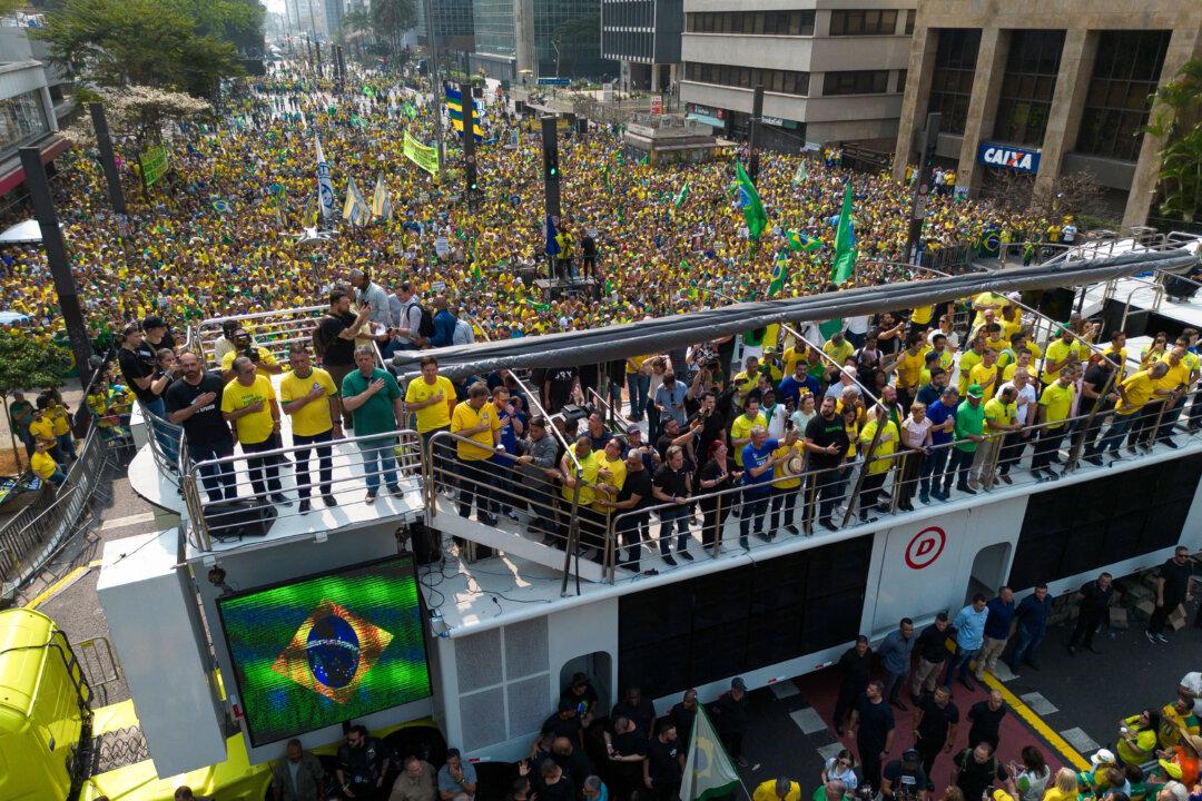 Thousands Protest in São Paulo Against X Ban in Brazil