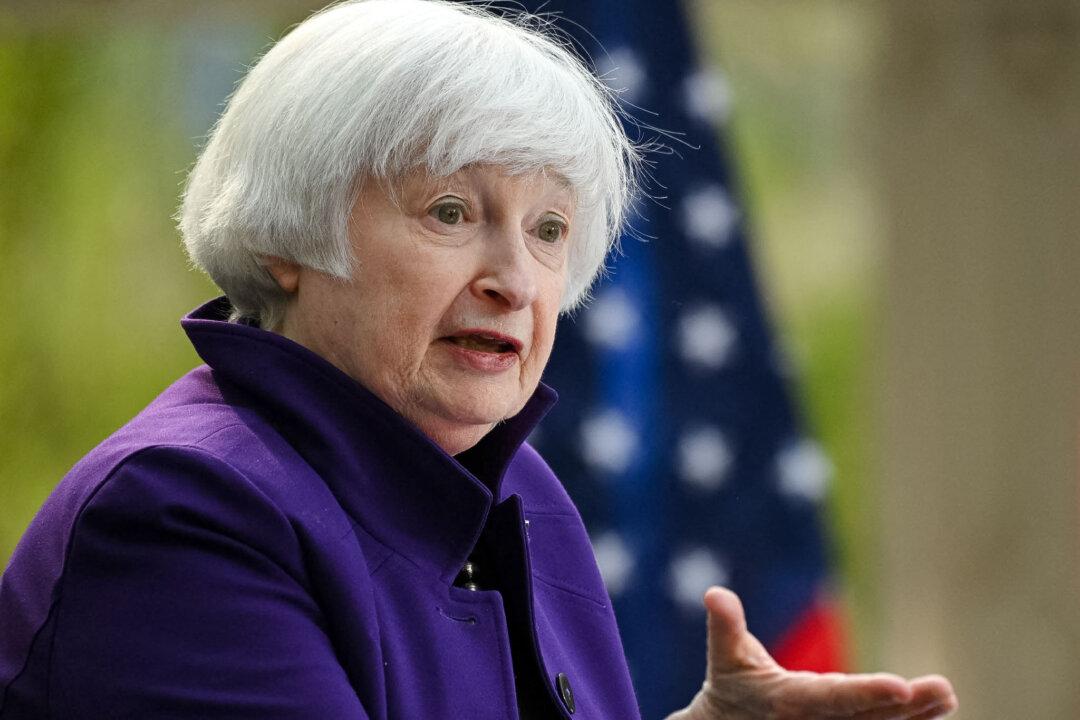 Yellen Says US Economy Remains Solid, Predicts No ‘Meaningful Layoffs’