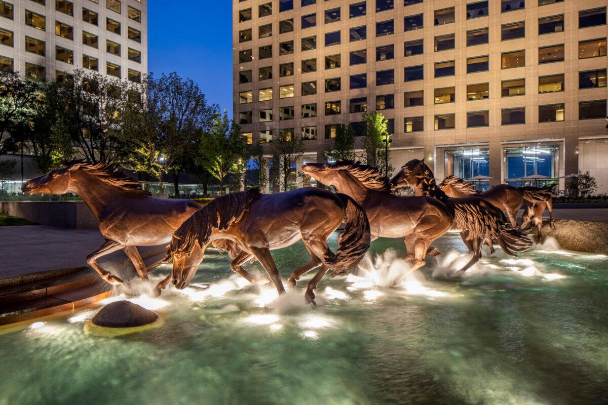 The sculpture lit at evening emphasizes the animals' musculature. (David Lloyd/SWA)