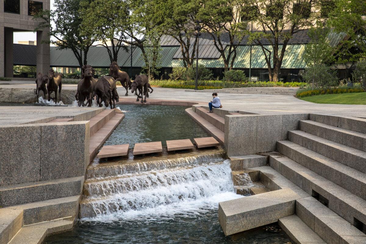 The design of Wiliams Square provides seating for visitors along the central water channel. (David Lloyd/SWA)