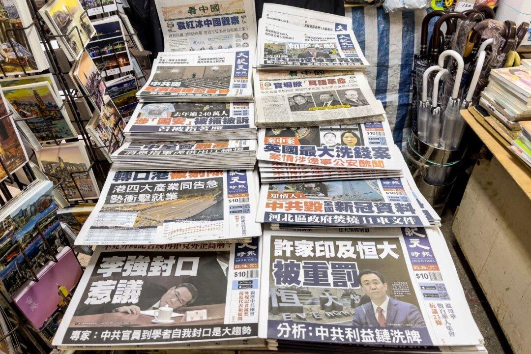 Newsstands in Hong Kong Receive Threats for Selling Epoch Times Newspapers