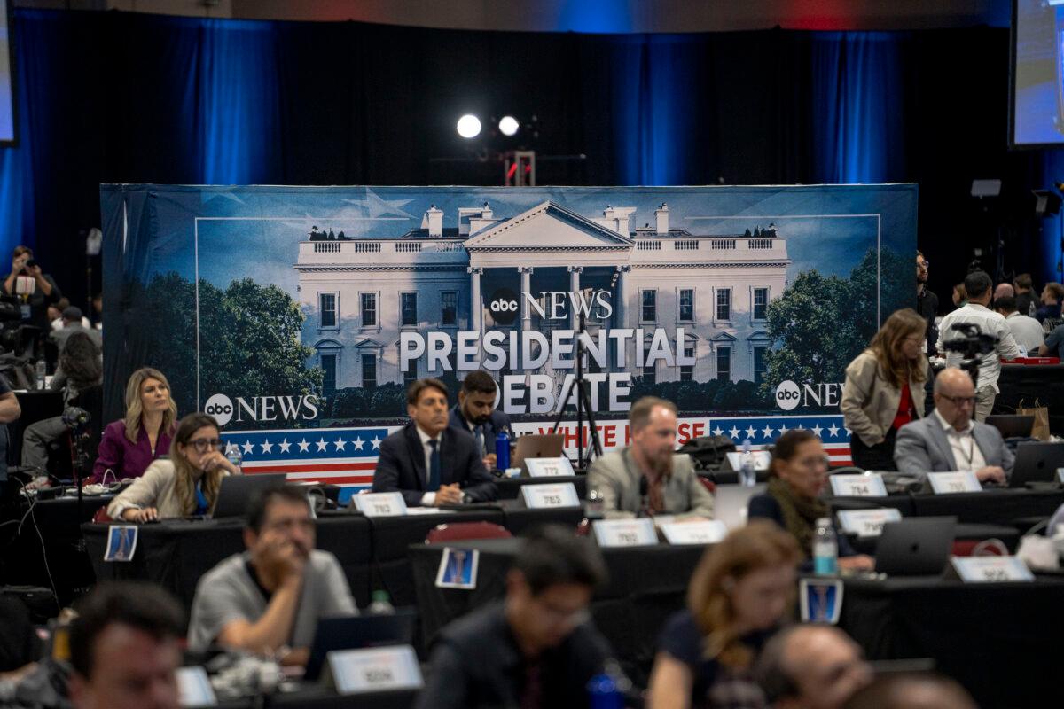 Members of the press watch the presidential debate between Republican nominee former President Donald J. Trump and Democratic nominee Vice President Kamala Harris in Philadelphia, Pa., on Sept. 10, 2024. (Madalina Vasiliu/The Epoch Times)
