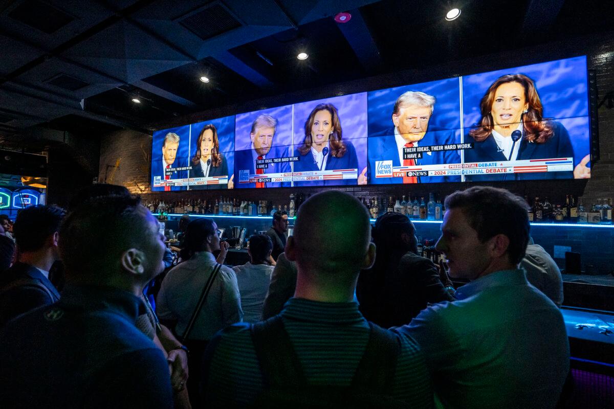 Fact-Checks on Trump During Presidential Debate Stir Controversy | USNN World News People watch the presidential debate between Democratic presidential nominee Vice President Kamala Harris and Republican presidential nominee former President Donald Trump, at a watch party at the Slate bar and lounge in New York City on Sept. 10, 2024. (Samira Bouaou/The Epoch Times)