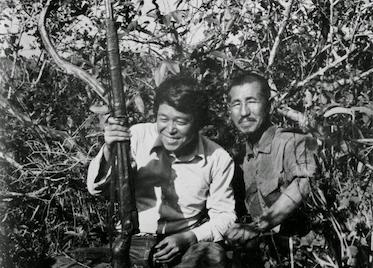 Norio Suzuki (L) with Hiroo Onoda. (Public Domain)