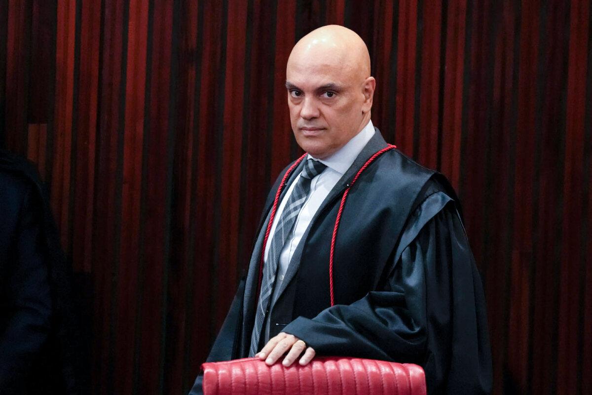 Brazil’s X Ban: VPN Fines Mark New Internet Battlefield, Say Free Speech Advocates | USNN World News Brazilian Supreme Court Chief Justice Alexandre de Moraes arrives for a court hearing, in Brasilia, Brazil, on June 22, 2023. (Eraldo Peres/AP Photo)