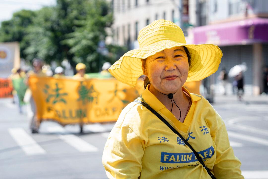 Falun Gong Practitioners Across China Send Mid-Autumn Greetings to Founder