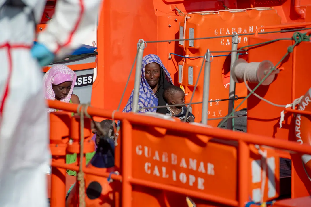 Spain Grants Legal Status to 500,000 Illegal Immigrants Under Royal Decree