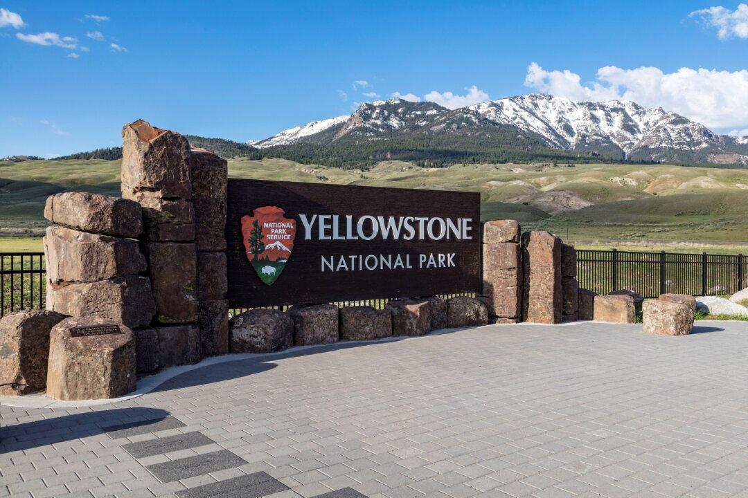 Woman Suffers Leg Burns After Hiking Off Trail Near Yellowstone Park’s Old Faithful