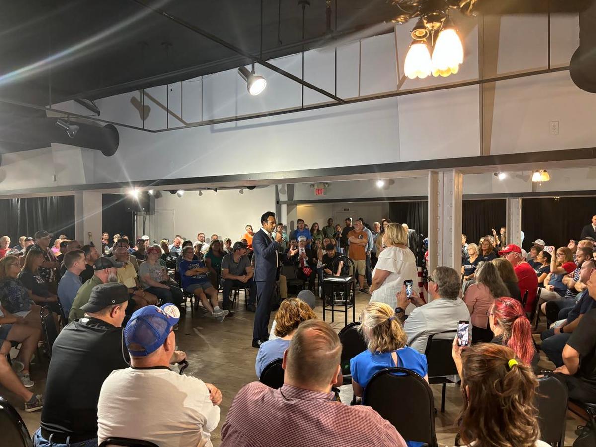 Springfield Residents Vent Frustration at City Leaders Over Haitian Immigrant Surge During Ramaswamy Town Hall thumbnail
