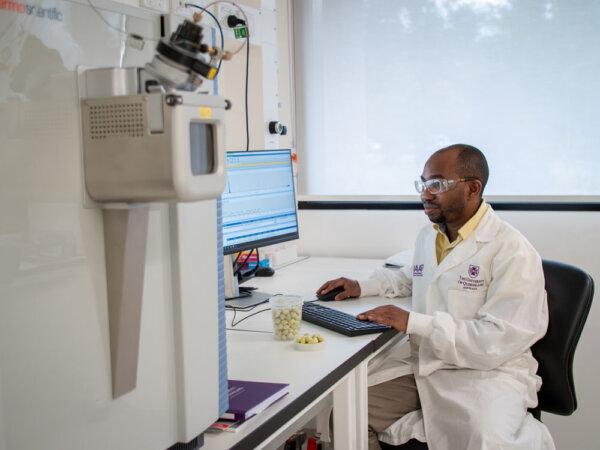 Dr. Oladipupo Adiamo Collating Data in the Laboratory (Megan Pope, UQ)