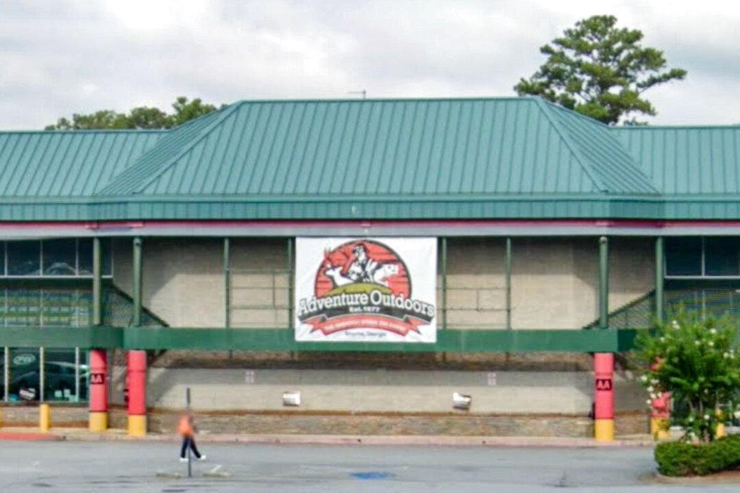 Suspect Killed, 2 Georgia Officers Wounded in Shooting During Suspected Gun Store Burglary