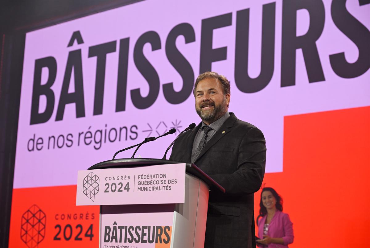 Small Quebec Towns Debate Reducing Council Size Amid Recruitment Challenges