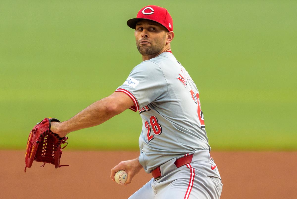 Martinez Retires 17 Straight Batters as the Reds Beat the Braves 1-0