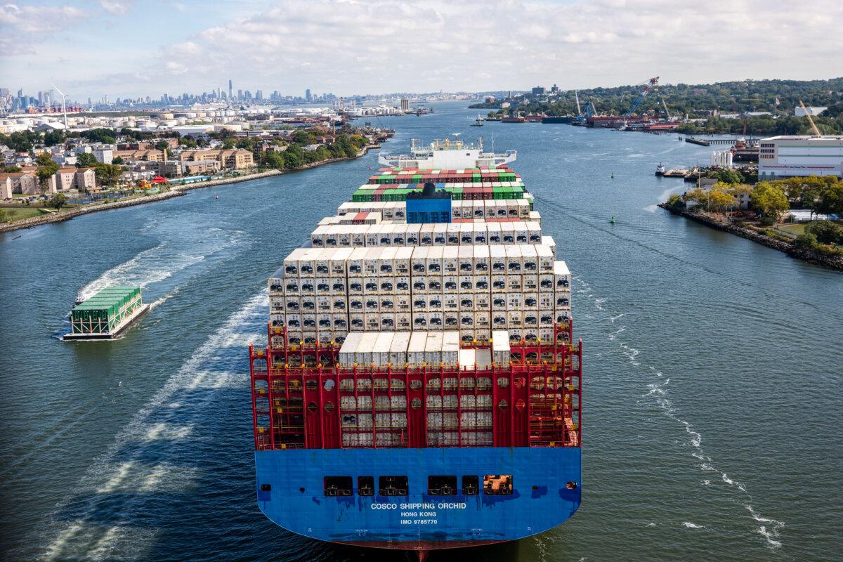Economic Implications of 1st Port Worker Strike Since 1977 | USNN World News A container ship departs the Port of Newark for the Atlantic Ocean on Sept. 30, 2024. A massive strike shut down East and Gulf Coast ports on Oct. 1 as members of the International Longshoremen’s Association struck for the first time since 1977. (Spencer Platt/Getty Images)