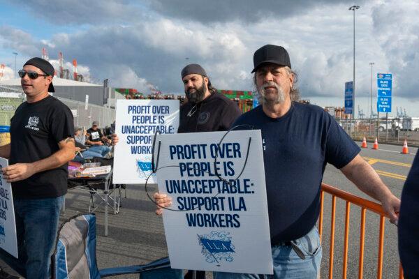 Members of the International Longshoremen’s Association take part in a strike near the Maher shipping terminal in Elizabeth, N.J., on Oct. 1, 2024. (Samira Bouaou/The Epoch Times)