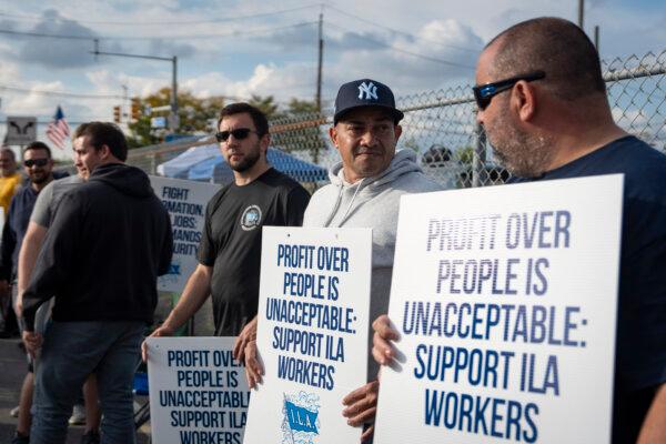 A Year Defined by Interest Rate Cuts, Stock Market Boom, and Inflation 3 Members of the International Longshoremen’s Association (ILA) take part in a strike near the Maher shipping terminal in Elizabeth, N.J., on Oct. 1, 2024. (Samira Bouaou/The Epoch Times)