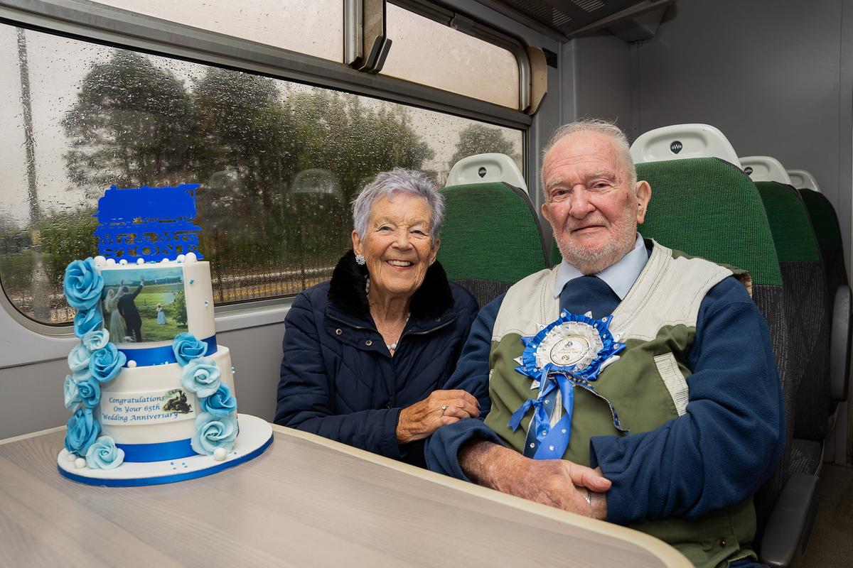 Margaret and George Stone were presented with a special wedding cake from Great Western Railway. (SWNS)