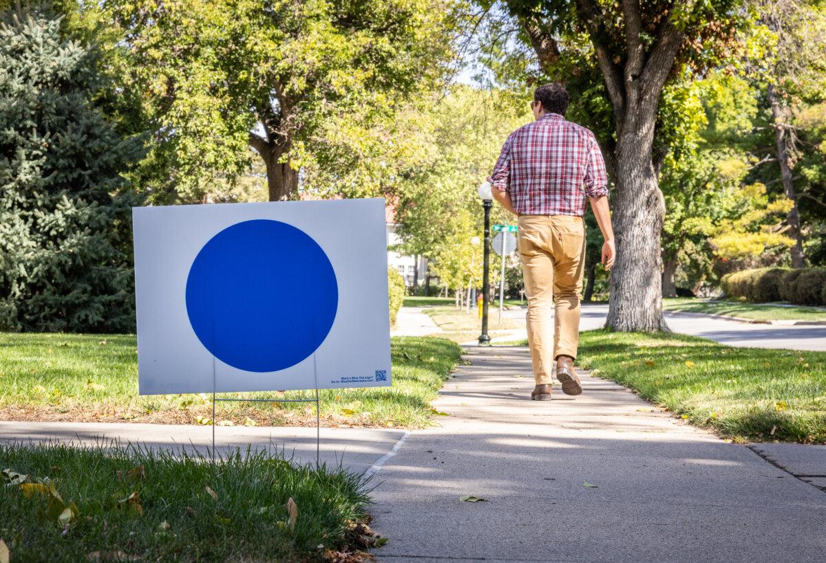 “Blue dot” posters in favor of Democrats line the sidewalks of Omaha, Neb., on Oct. 1, 2024. (John Fredricks/The Epoch Times)