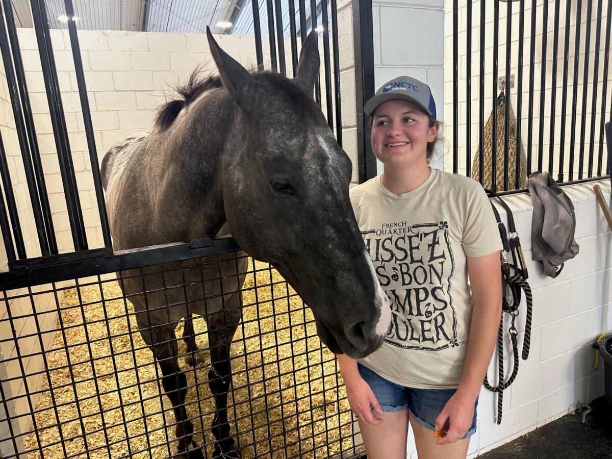 Floridians Scurry to Prepare for Second Hurricane Hit in Two Weeks | USNN World News Hurricane Helene evacuee Maggie Nelson chats with visitors next to her horse, Trapper, outside a stall at the World Equestrian Center in Ocala, Fla., on Sept. 27, 2024. (Nanette Holt/The Epoch Times)