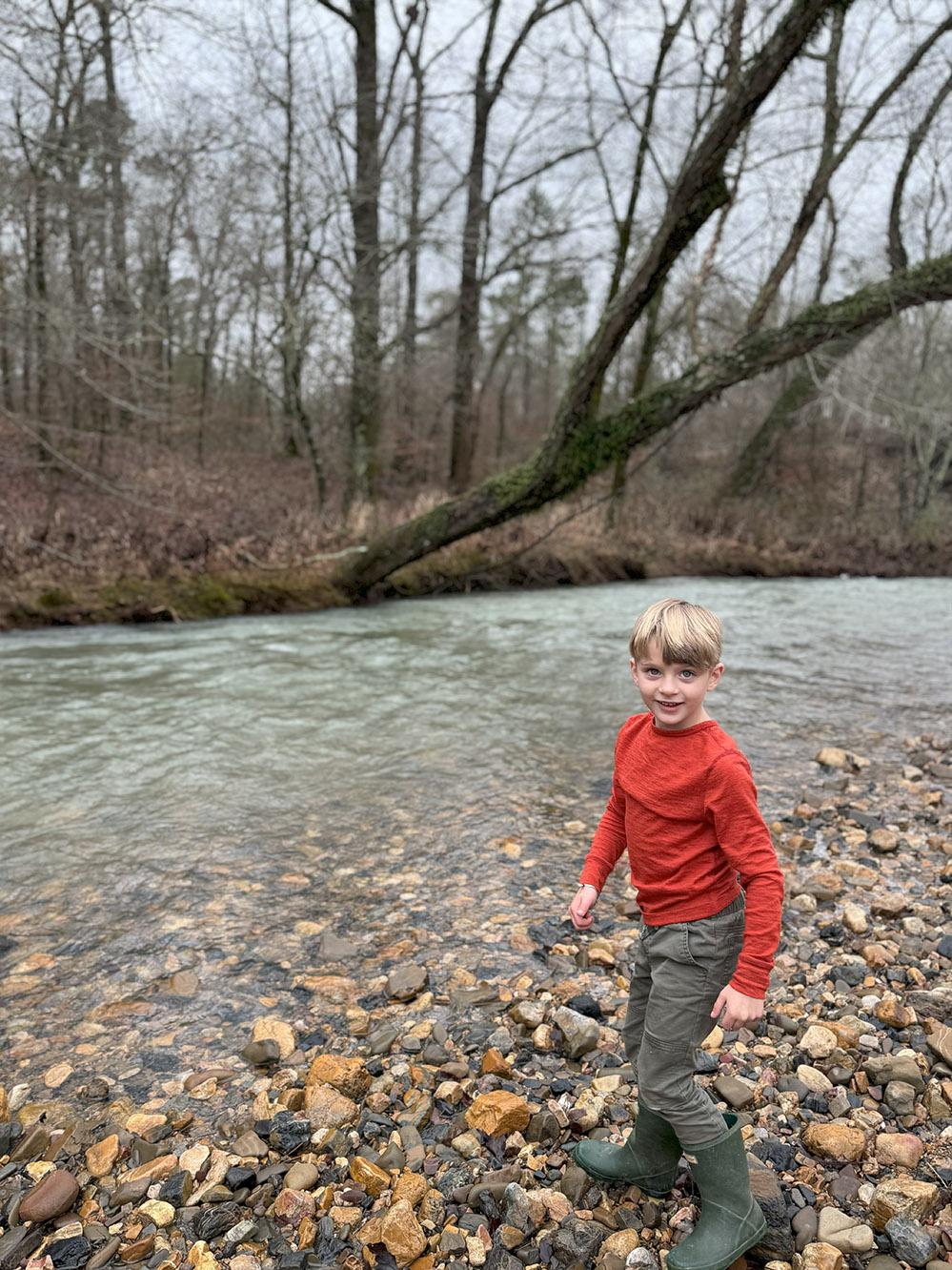 哈德森在他们家后面的小溪玩耍。(由Taylor Moran提供)