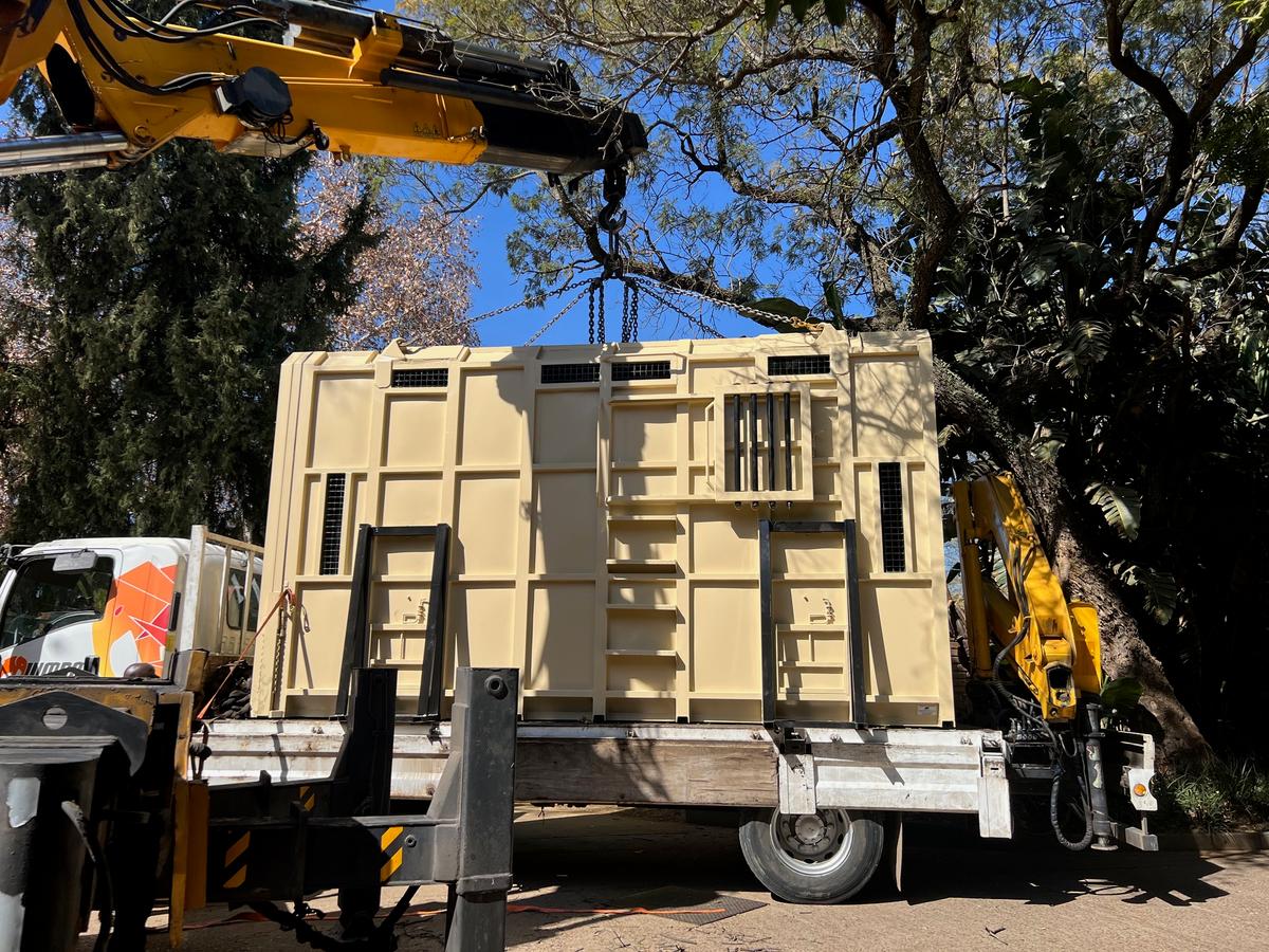 重さ約5.5トンのドゥマを避難させるために、重さ3.5トンの木箱が動物園に到着した。(エリザベス・マーガレット・ステイン財団提供)