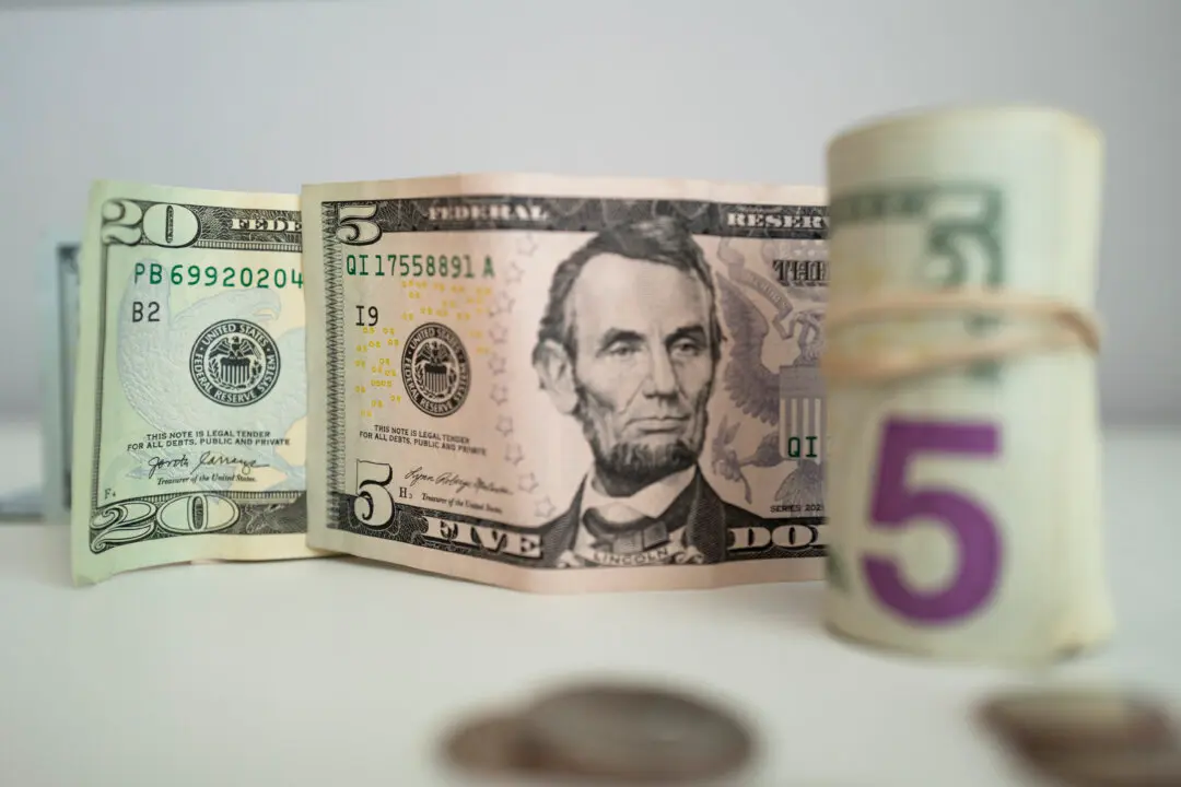 US Dollar Strengthens to Highest Point in Half a Year