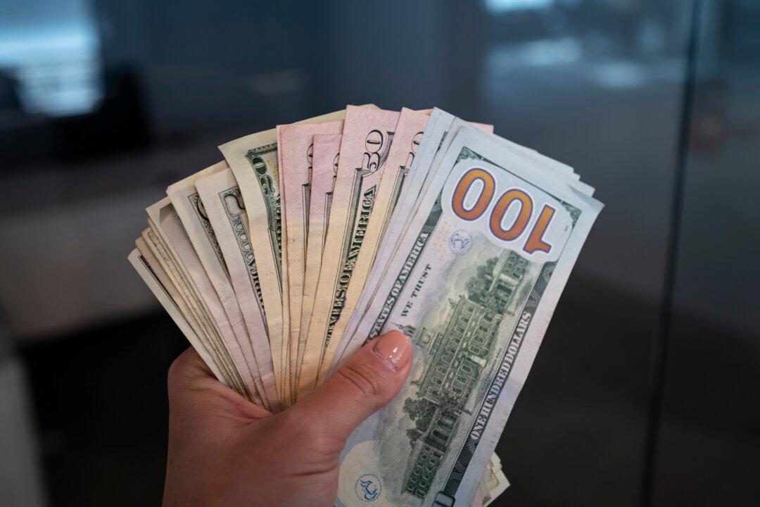 Dollar Hits Highest Level in More Than 4 Months After Trump’s Election Victory