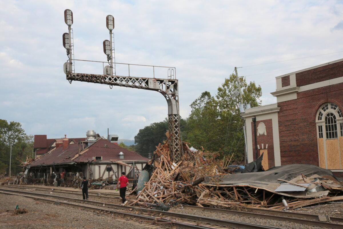 Railway tracks through Biltmore Village, Asheville, N.C.. Photo taken on Oct. 3, 2024. (Richard Moore/The Epoch Times)