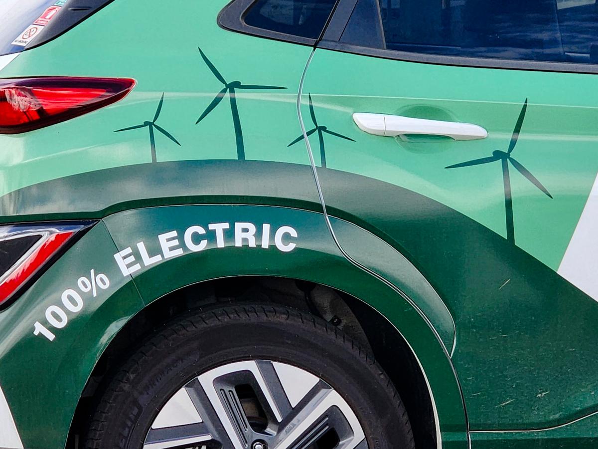 Electric Vehicle Sales in Australia Slump While Hybrid Sales Soar