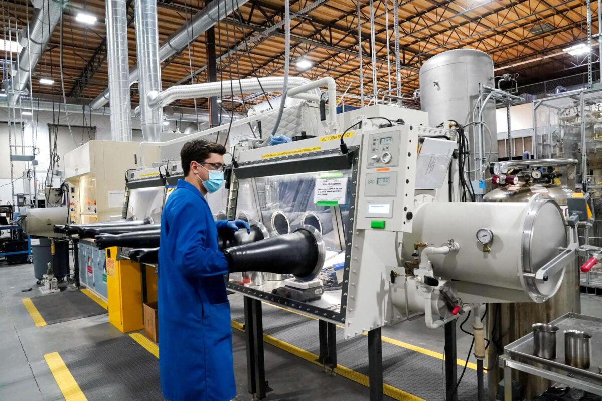 Small Reactor Innovations Spur Global Interest in Nuclear Energy | USNN World News Test engineer Jacob Wilcox pulls his arm out of a glove box used for processing sodium at TerraPower, a company developing and building small nuclear reactors in Everett, Wash., on Jan. 13, 2022. (Elaine Thompson/AP Photo)