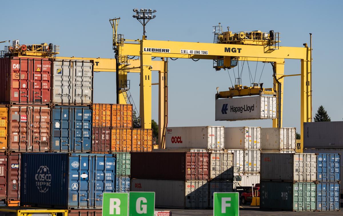 Montreal Dockworkers to Halt All Overtime Work as Talks Drag On