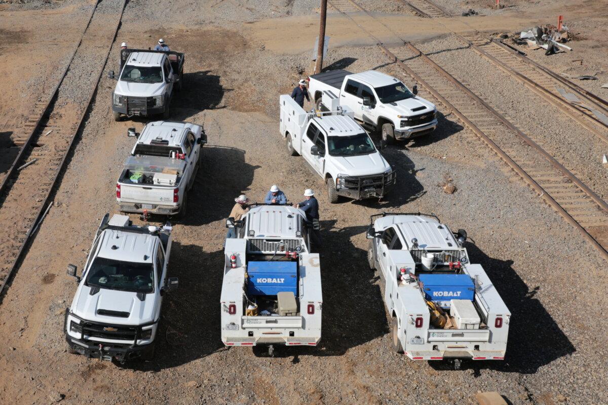 Emergency power crews were out in force in Biltmore Village, N.C., on Oct. 4, 2024. (Richard Moore/The Epoch Times)