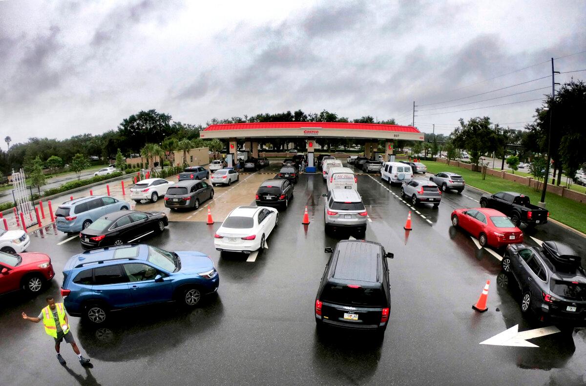 Floridians Scurry to Prepare for Second Hurricane Hit in Two Weeks | USNN World News Cars wait in line to get into the parking lot for gas ahead of Hurricane Milton at Costco in Altamonte Springs, Fla., on Oct. 7, 2024. (Joe Burbank/Orlando Sentinel via AP)