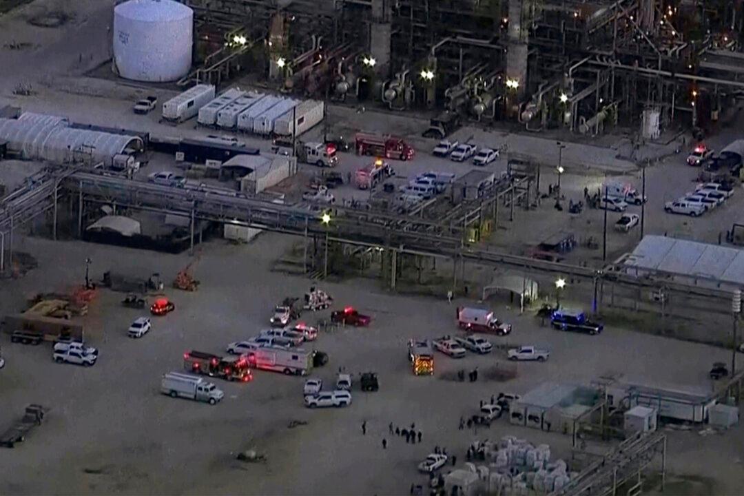 Texas Chemical Leak: 2 Dead, Multiple Others Injured After Gas Release From Oil Refinery