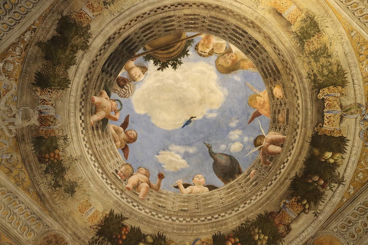 A detail of Mantegna’s foreshortening in the oculus of the Painted Room inside the Ducal Palace. (<a href="https://commons.wikimedia.org/wiki/File:Camera_degli_Sposi_Palzzo_Ducale_Mantova_07.jpg" target="_blank" rel="nofollow noopener">FrDr</a>/<a href="https://creativecommons.org/licenses/by-sa/4.0/deed.en" target="_blank" rel="nofollow noopener">CC BY-SA 4.0</a>)