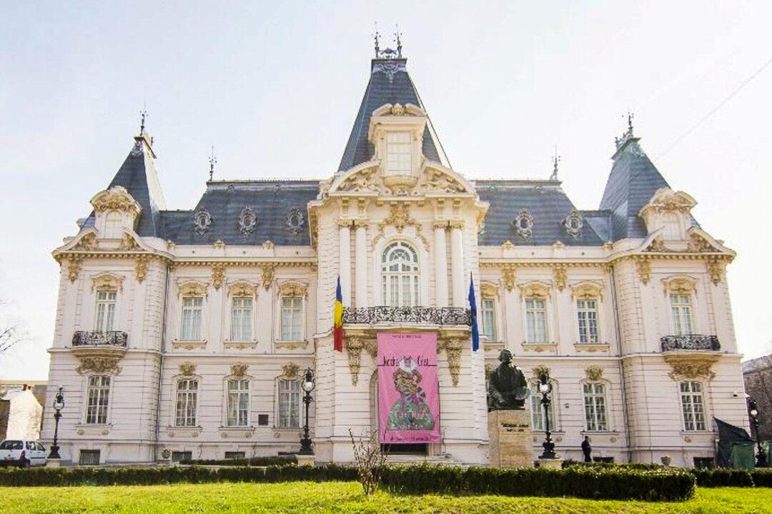 Craiova, Muzeul de arta, primavara, Oltenia, Romania