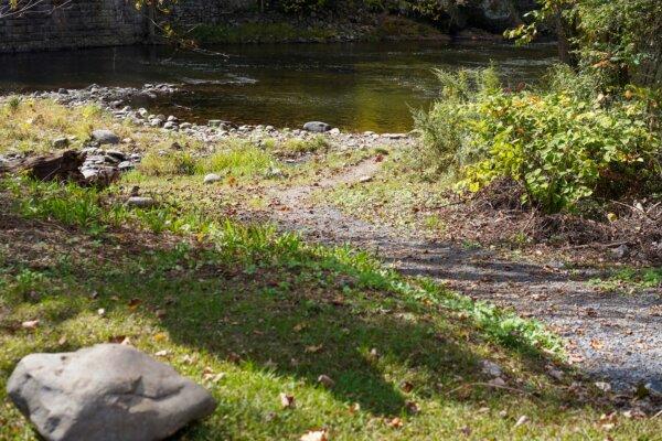 A cleared trail for fishing access along the Neversink River in the D&H Canal Park in Cuddebackville, N.Y., on Oct. 3, 2024. (Cara Ding/The Epoch Times)