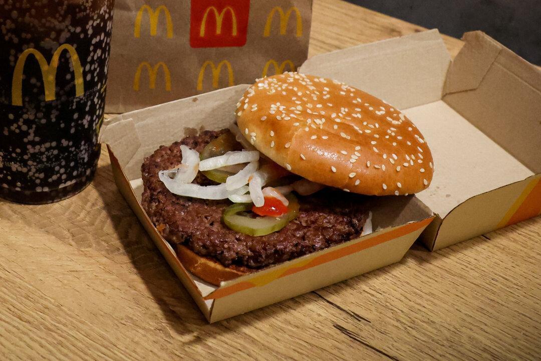 McDonald’s Global Sales Fall on Muted Demand; E. Coli Outbreak Fallout Looms