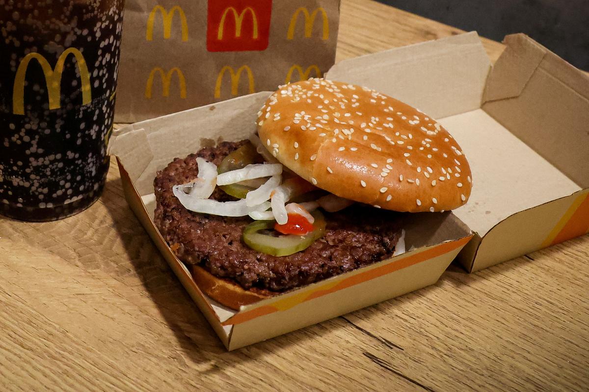 McDonald’s Global Sales Fall on Muted Demand; E. Coli Outbreak Fallout Looms