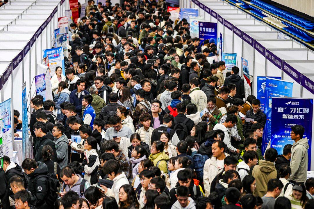 Millions of Chinese Apply for Limited Supply of Government Jobs