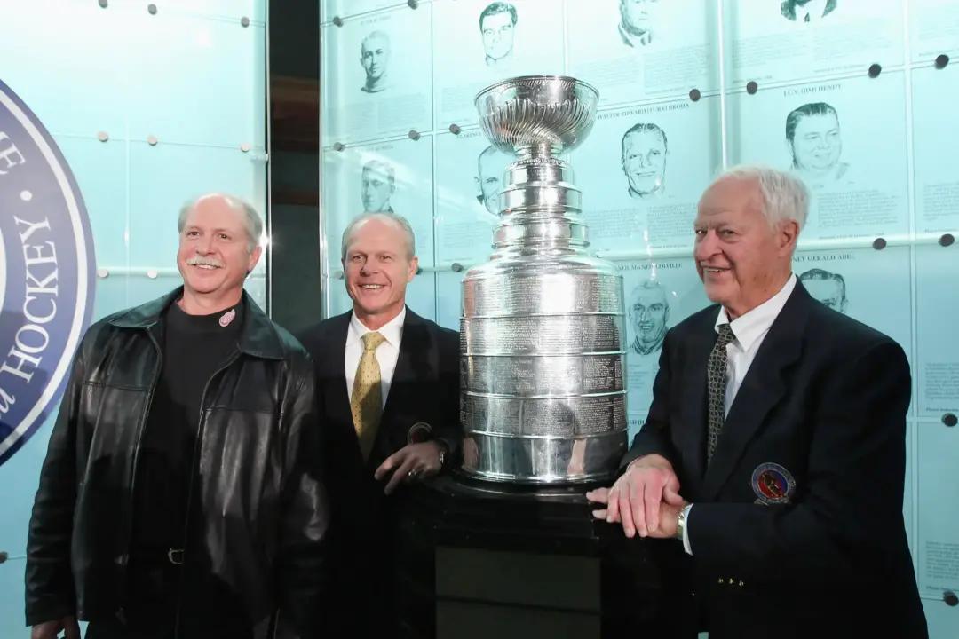 Howes Family Made Hockey History as Skating Teammates in 1970s