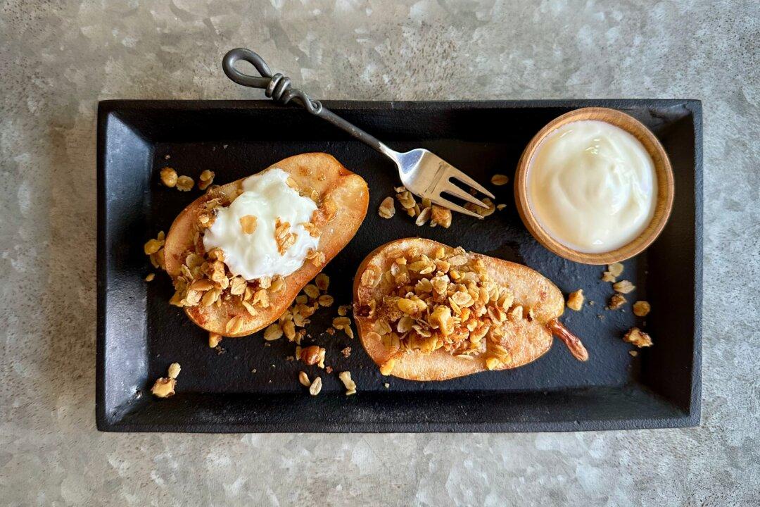 Tender, Spiced Pears Star in a Wholesome Version of a Fruit Crumble